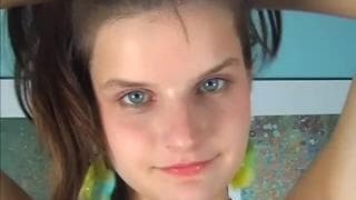 Ein schönes Mädchen genießt die Berührung