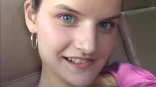 Sie masturbiert gerne mit ihrem Dildo