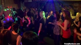 Eine paar Fotzen ficken in der Disco