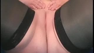 Die rothaarige BBW Angelika trägt Strapse