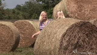 Blond Cat und Yasmine Gold fassen sich an