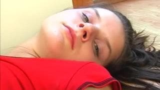 Eine schöne Brünette lenkt uns heute ab