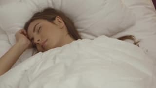 Josephine spielt mit sich im Erotiktraum