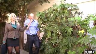 Die heiße Milf Alura Jenson fickt Angestellten