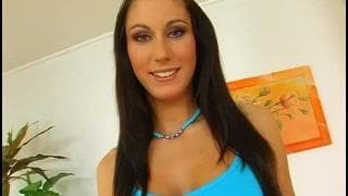 Diese verlockende Brünette ist verführerisch