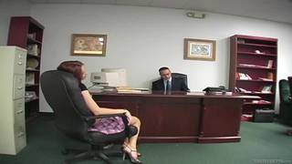 Smokie Flame trifft seine Eier vor dem Sex