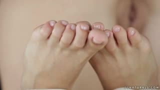 Lina Napoli befriedigt ihn mit ihren Füßen