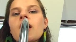 Carolina spürt die Befriedigung beim Anfassen