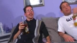 Ein Babysitter ruft einen Kumpel zur Hilfe