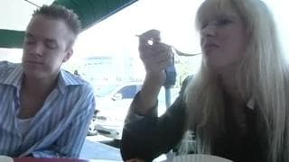 Tara Moon fickt einen ihrer Kollegen