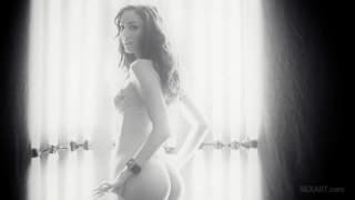 Anjelica Sage zeigt uns ihre Sinnlichkeit