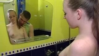 Junge Brünette wird im gesamten Bad gefickt