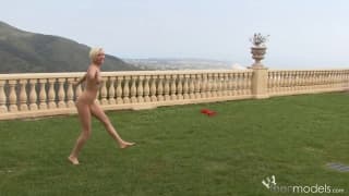 Miley Mason fingert sich selbst im Garten