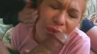 Babysitter genießt spontanen Dreier