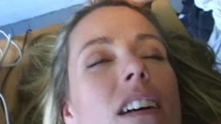 Er trifft eine Blondine & fickt sie daheim