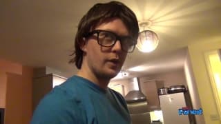 Sara Knight bläst den Penis dieses Nerds