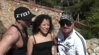 Die Kerle nutzen die Gelegenheit mit der Frau