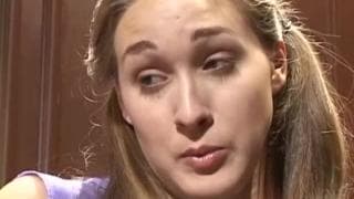 Junges unschuldiges Girl in der Kirche gefickt