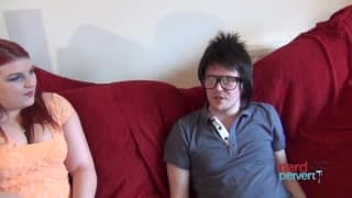 Lucy Lane bläst den Penis dieses Nerds