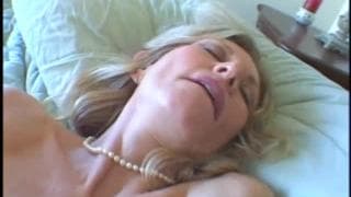 Die reife Baruska mag schwarze Schwänze