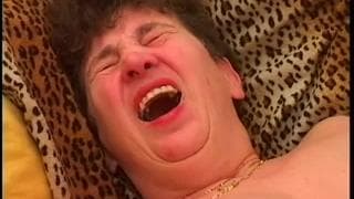 Ludmila ist eine Oma die einen Orgasmus hat