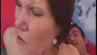 Reife brünette Frau wird vor dem Sex notgeil