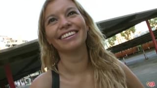 Sie sieht sein Geld und fickt mit Torbe