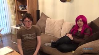 Isabella Winters bläst den Schwanz eines Nerds