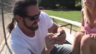 Die junge Blondine Eden Adams wird gefickt