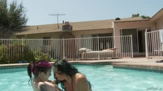 Joanna Angel und Brittany Lynn spielen im Pool Joanna Angel und Brittany Lynn spielen im Pool