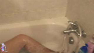 Hermine ist eine heiße alte Frau in der Wanne