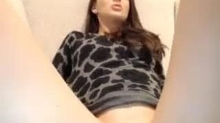 Sexy Brünette masturbiert für uns vor der Cam