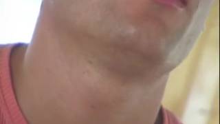 Diese Brünette will Sperma auf ihren Lippen