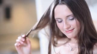 Dina ist ein junges Mädchen mit zarter Haut