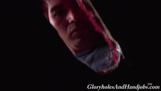 Damien gibt fremdem einen Blowjob im Gloryhole