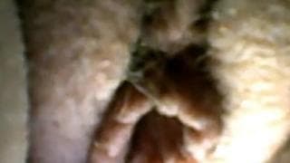 Sie ist eine süße Brünette die gerne spielt