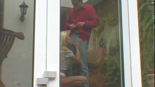 Nikki Blonde fickt seinen Schwanz hart