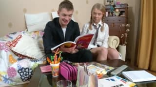 Serina geht ins Bett mit ihrem liebsten Lehrer