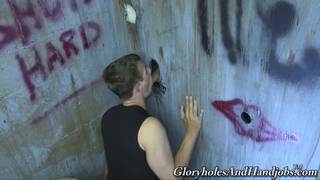 Mark bläst einen Schwanz durch ein Loch