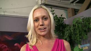 Kacey Villianess wichst ihm einen