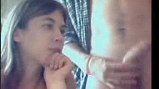 Seine Freundin bläst ihm hart den Schwanz