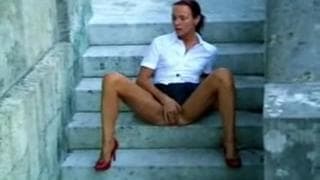 Französische Mutti masturbiert draußen