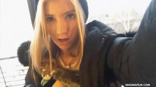 Eine leckere Tussi wird befriedigt