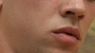 Kenzo genießt einen Handjob auf der Couch