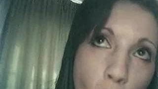 Diese Brünette befriedigt sich selbst