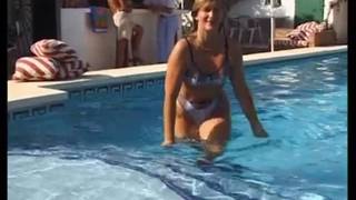 Sie hat viel Spaß mit zwei Schwänzen draußen