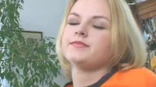 Diese blonde Schlampe hat Analsex