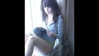 Junge Brünette zieht sich verfüherisch aus