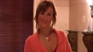 Eine verführerische Brünette ist in der Dusche