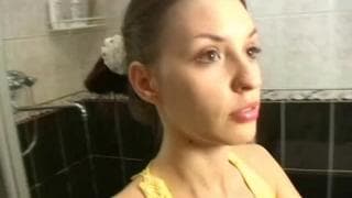 Schöne kleine Brünette in XXX Szene